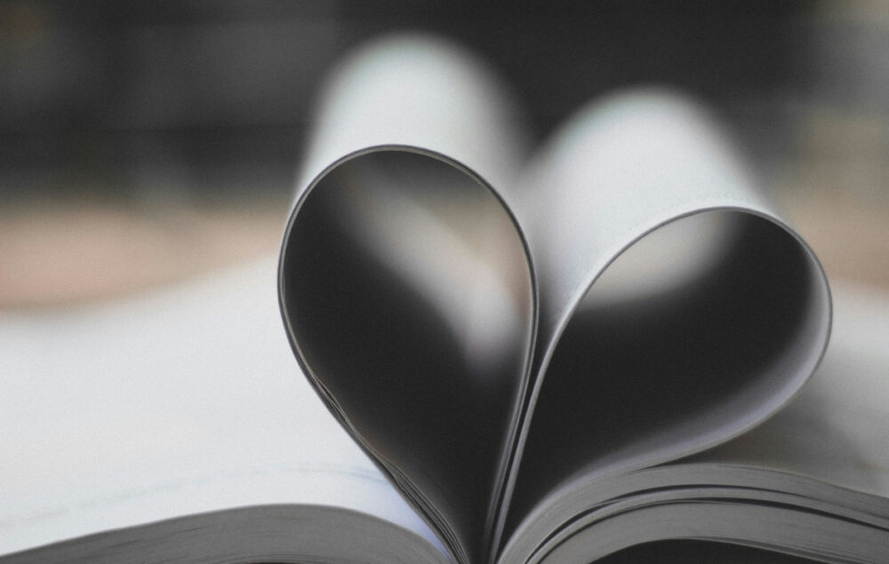 Un libro abierto que con sus páginas se forman un corazon