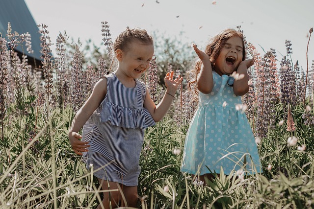 Dos niñas sonrientes entre flores